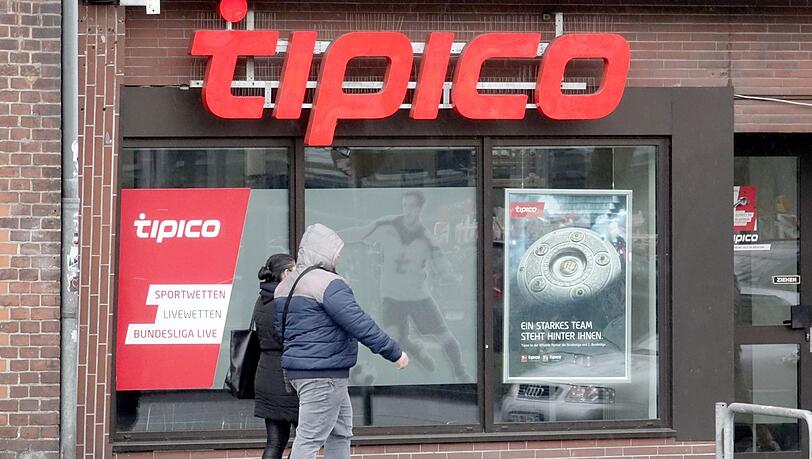 In Ottobrunn wurde ein Tipico-Wettbüro überfallen, der bewaffnete Täter konnte unerkannt flüchten. (Symbolfoto) In Ottobrunn wurde ein Tipico-Wettbüro überfallen, der bewaffnete Täter konnte unerkannt flüchten. (Symbolfoto)