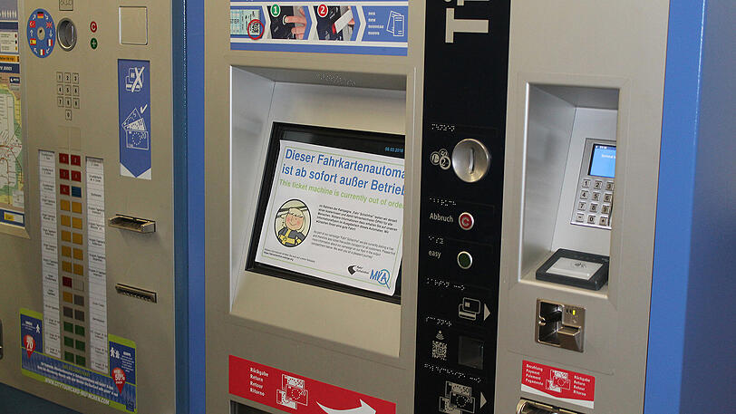 Die Verantwortlichen von "Fahr' scheinfrei" haben in der Nacht auf Donnerstag etliche Fahrkartenautomaten mit einem gefälschten "MVA"-Aushang überklebt, in dem über eine kostenlose Testphase des ÖPNV informiert wurde.