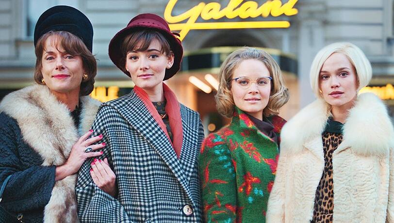 Claudia Michelsen, Maria Ehrich, Sonja Gerhardt und Emilia Schüle (v.l.n.r.) in der "Ku'damm"-Reihe. Claudia Michelsen, Maria Ehrich, Sonja Gerhardt und Emilia Schüle (v.l.n.r.) in der "Ku'damm"-Reihe.