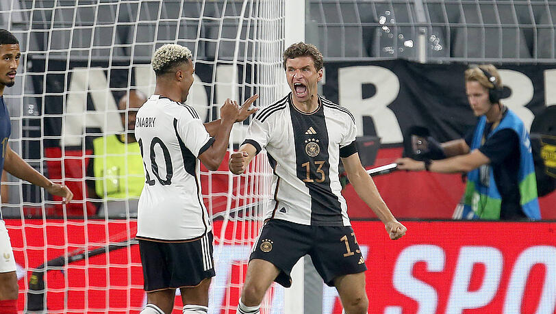 Thomas Müller (re.) und Serge Gnabry bejubeln den Führungstreffer zum 1:0. Thomas Müller (re.) und Serge Gnabry bejubeln den Führungstreffer zum 1:0.