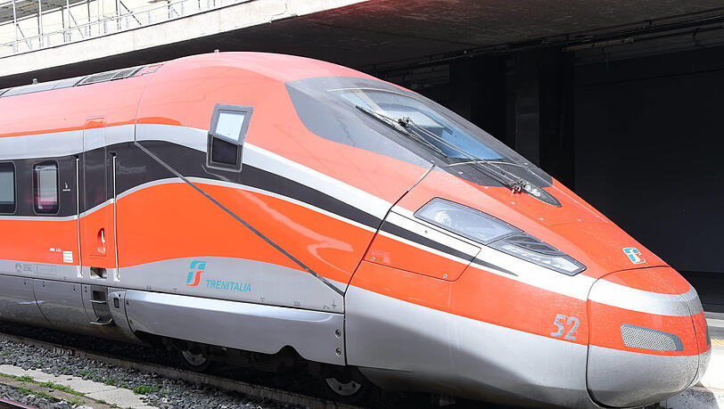 Der Rote Pfeil Frecciarossa ist das Flaggschiff der italienischen Staatsbahnen Trenitalia. Der Rote Pfeil Frecciarossa ist das Flaggschiff der italienischen Staatsbahnen Trenitalia.