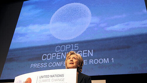 US-Außenministerin Hillary Clinton verspricht armen Ländern finanzielle Hilfe beim Klimaschutz – eine Summe nannte sie aber nicht. US-Außenministerin Hillary Clinton verspricht armen Ländern finanzielle Hilfe beim Klimaschutz – eine Summe nannte sie aber nicht.