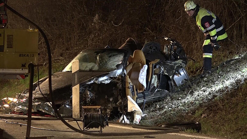 Der Porsche ist Schrott. Die beiden Insassen starben noch am Unfallort.