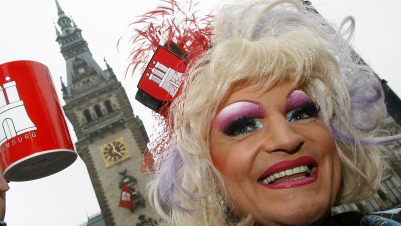 Dragqueen Olivia Jones vor dem Hamburger Rathaus. Dragqueen Olivia Jones vor dem Hamburger Rathaus.