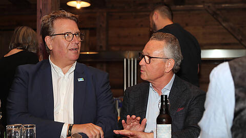 Martin Gräfer, Vorstand bei 1860-Hauptsponsor "Die Bayerische" (l.) und Klaus Lutz, Präsident der IHK (r.) bei der Wahlveranstaltung in der Sechzger-Alm