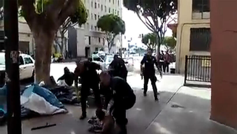 In Los Angeles wurde der Obdachlose Africe am hellichten Tag von vier Polizisten erschossen. In Los Angeles wurde der Obdachlose Africe am hellichten Tag von vier Polizisten erschossen.