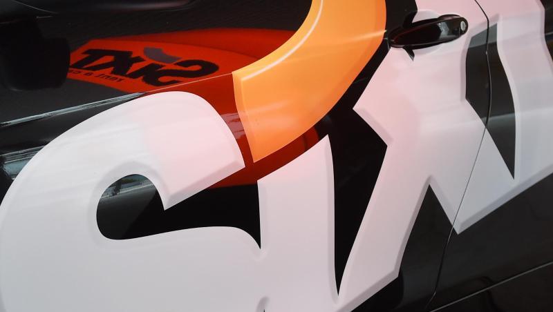 Das Logo des Autovermieters Sixt SE an einer Fahrzeugtür. Foto: Tobias Hase/dpa/Archivbild Das Logo des Autovermieters Sixt SE an einer Fahrzeugtür. Foto: Tobias Hase/dpa/Archivbild