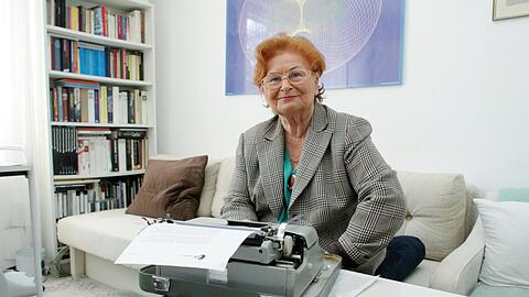Bei Ponkie zu Hause in Solln an ihrem 80. Geburtstag 2006 im Arbeitszimmer vor ihrer Olympus Schreibmachine. Bei Ponkie zu Hause in Solln an ihrem 80. Geburtstag 2006 im Arbeitszimmer vor ihrer Olympus Schreibmachine.