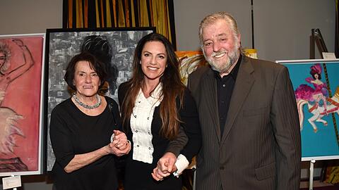 Christine Neubauer und ihre Eltern Erwin und Lydia Neubauer bei ihrer Vernissage im Februar 2016. Christine Neubauer und ihre Eltern Erwin und Lydia Neubauer bei ihrer Vernissage im Februar 2016.