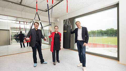Im neuen Gymnastik- und Tanz-Raum in der Siegenburger Straße:
Stadtschulrat Florian Kraus, Baureferentin Jeanne-Marie Ehbauer und OB Dominik Krause (v.l.). Im neuen Gymnastik- und Tanz-Raum in der Siegenburger Straße:
Stadtschulrat Florian Kraus, Baureferentin Jeanne-Marie Ehbauer und OB Dominik Krause (v.l.).
