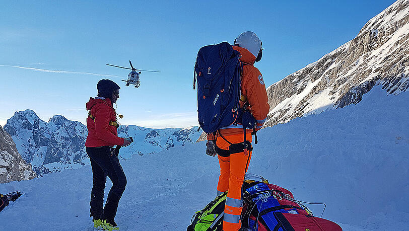 Mehr als fünf Stunden lang waren 18 Ramsauer Bergwachtler im Einsatz um einen verletzten Skitourengeher zu bergen. Mehr als fünf Stunden lang waren 18 Ramsauer Bergwachtler im Einsatz um einen verletzten Skitourengeher zu bergen.