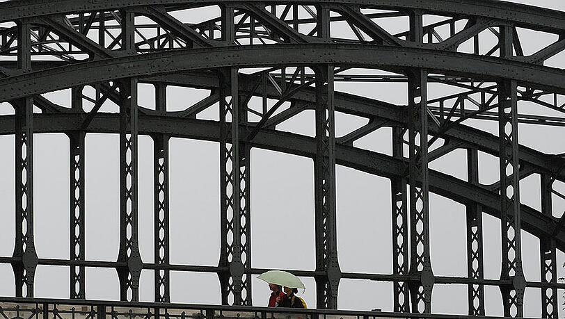 Nach der Pöbelei an der Hackerbrücke ging es auf die Wache - dort versuchte der Münchner eine Polizistin zu schlagen. (Archivbild) Nach der Pöbelei an der Hackerbrücke ging es auf die Wache - dort versuchte der Münchner eine Polizistin zu schlagen. (Archivbild)