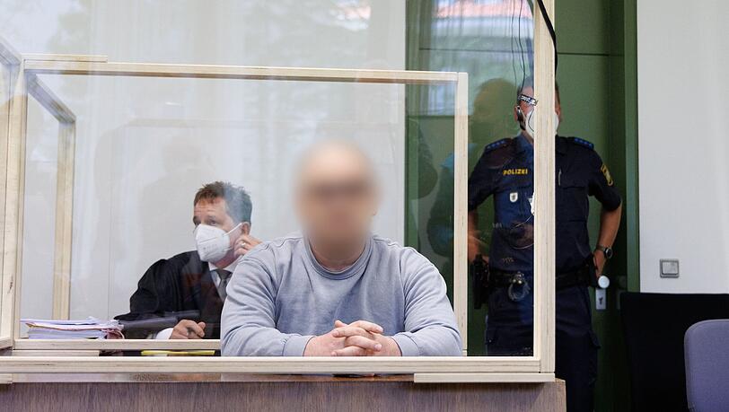 Vor Prozessbeginn: der wegen Mordes an einer 67-jährigen Obermenzingerin Angeklagte und sein Anwalt Harald Baumgärtl. Vor Prozessbeginn: der wegen Mordes an einer 67-jährigen Obermenzingerin Angeklagte und sein Anwalt Harald Baumgärtl.