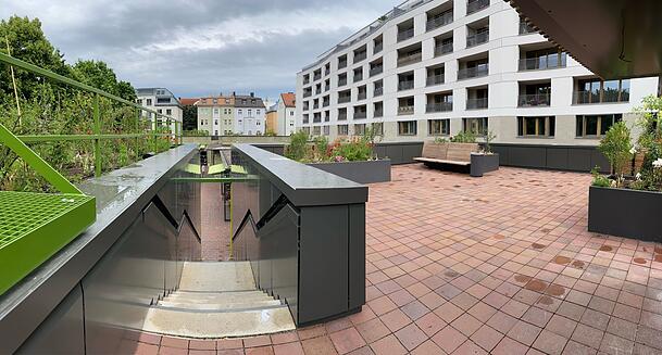 Holzbänke, grüne Stauden und viel Platz: Neben dem Standl der "Focacceria" am Elisabethmarkt führt ein Treppenaufgang auf diese Dachterrasse. Holzbänke, grüne Stauden und viel Platz: Neben dem Standl der "Focacceria" am Elisabethmarkt führt ein Treppenaufgang auf diese Dachterrasse.