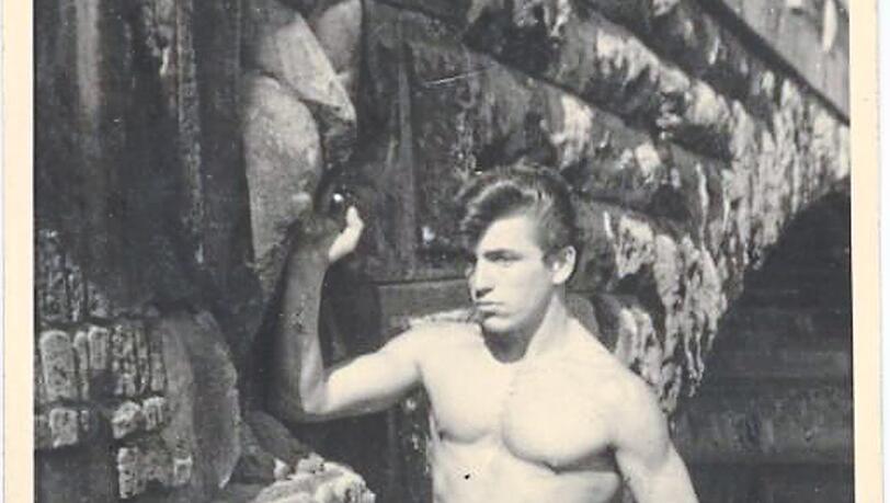 1957: Jeans, Tolle, Muckis und James-Dean-Pose. Mit 18 Jahren gibt Ostertag den Halbstarken an der Reichenbachbrücke. 1957: Jeans, Tolle, Muckis und James-Dean-Pose. Mit 18 Jahren gibt Ostertag den Halbstarken an der Reichenbachbrücke.