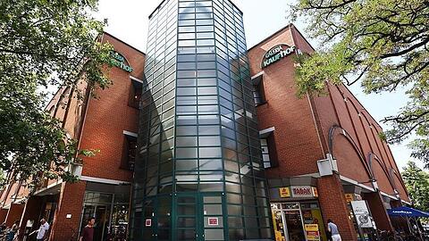 Soll abgerissen werden: das Kaufhausgebäude am Rotkreuzplatz. Soll abgerissen werden: das Kaufhausgebäude am Rotkreuzplatz.