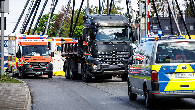 Der verunfallte Lastwagen steht nach dem tödlichen Unfall mit einem Fußgänger an der Unfallstelle am Effnerplatz. Der verunfallte Lastwagen steht nach dem tödlichen Unfall mit einem Fußgänger an der Unfallstelle am Effnerplatz.