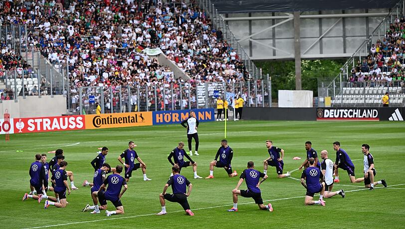Die deutsche Fußball-Nationalmannschaft trainierte öffentlich in Jena. Die deutsche Fußball-Nationalmannschaft trainierte öffentlich in Jena.