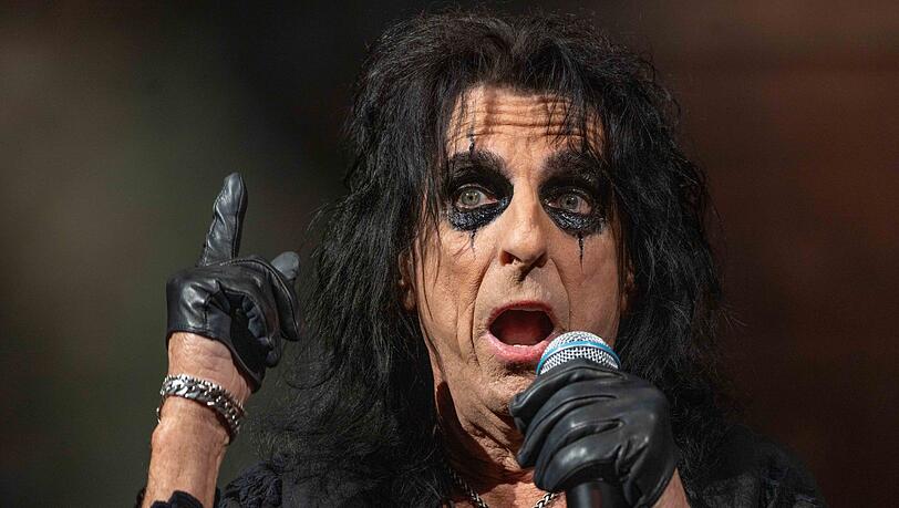 US-Rocker Alice Cooper veröffentlichte im vergangenen August sein 29. Studioalbum "Road", im Rahmen der dazugehörigen Tour gibt er auch ein Konzert in der Olympiahalle. US-Rocker Alice Cooper veröffentlichte im vergangenen August sein 29. Studioalbum "Road", im Rahmen der dazugehörigen Tour gibt er auch ein Konzert in der Olympiahalle.