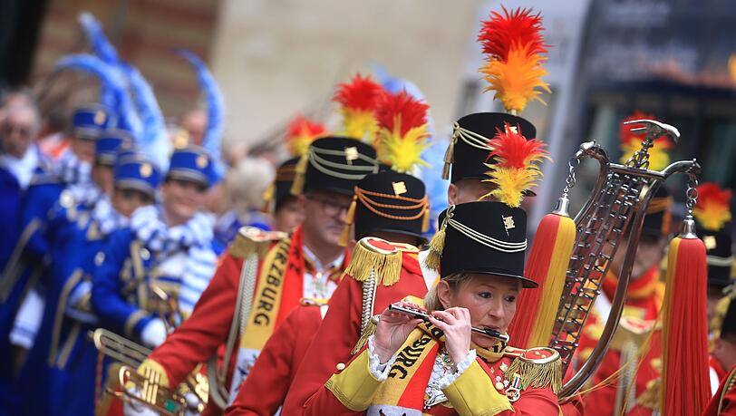 In Franken gibt es an diesem Sonntag in vielen Städten und Gemeinden die traditionellen Faschingsumzüge. Besonders viele Närrinnen und Narrhallesen sind in Nürnberg, Würzburg und Coburg unterwegs (Archivbild). In Franken gibt es an diesem Sonntag in vielen Städten und Gemeinden die traditionellen Faschingsumzüge. Besonders viele Närrinnen und Narrhallesen sind in Nürnberg, Würzburg und Coburg unterwegs (Archivbild).