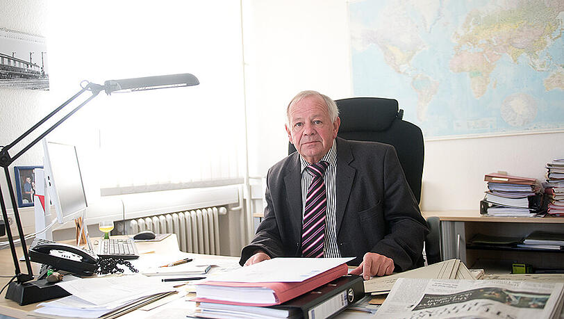Kurt Schrimm, Leiter der zentralen NS-Fahndungstelle, an seinem Schreibtisch in Ludwigsburg. Kurt Schrimm, Leiter der zentralen NS-Fahndungstelle, an seinem Schreibtisch in Ludwigsburg.