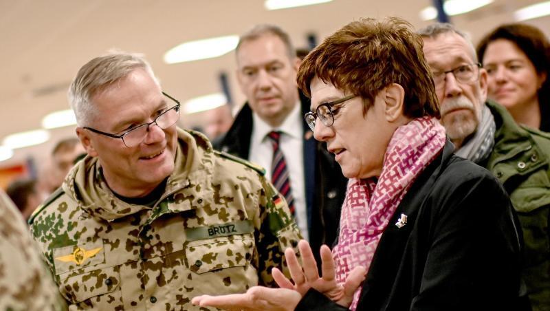 Annegret Kramp-Karrenbauer unterhält sich in Masar-i-Scharif mit Bundeswehr-Brigadegeneral Jürgen Brötz. Annegret Kramp-Karrenbauer unterhält sich in Masar-i-Scharif mit Bundeswehr-Brigadegeneral Jürgen Brötz.