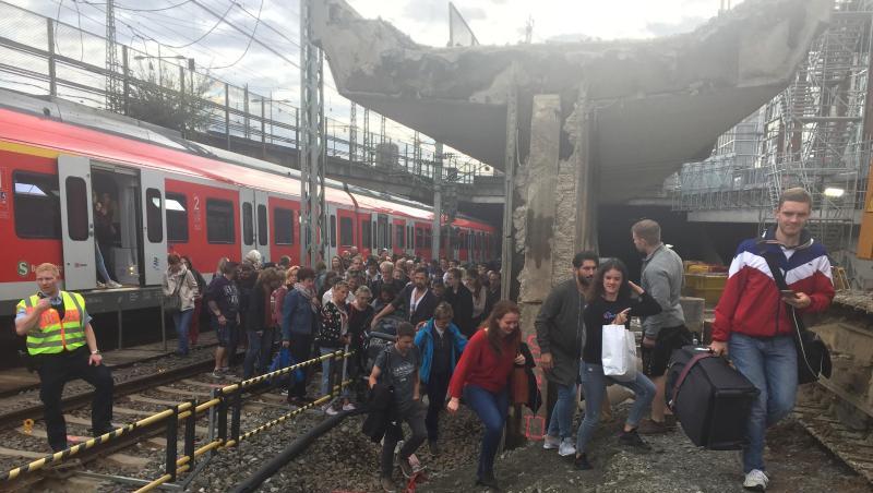 Passagiere verlassen die defekte S-Bahn, die unter dem Stuttgarter Hauptbahnhof stehengeblieben war. Passagiere verlassen die defekte S-Bahn, die unter dem Stuttgarter Hauptbahnhof stehengeblieben war.