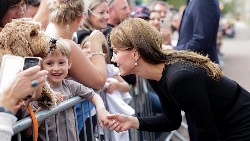 Die neue Princess of Wales ganz volksnah: Kate ist laut einer Umfrage aus dem Frühjahr bei den Briten noch beliebter als ihr Mann William. Die neue Princess of Wales ganz volksnah: Kate ist laut einer Umfrage aus dem Frühjahr bei den Briten noch beliebter als ihr Mann William.