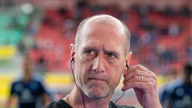 Regensburgs Trainer Joe Enochs steht im Stadion. Regensburgs Trainer Joe Enochs steht im Stadion.