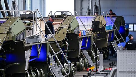 Bis zu 10 Fahrmodule des Boxer sollen auf der neuen Fertigungsstraße pro Monat gebaut werden können. Bis zu 10 Fahrmodule des Boxer sollen auf der neuen Fertigungsstraße pro Monat gebaut werden können.