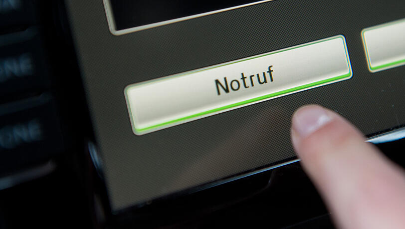 das eCall-System, welches bei Unfällen automatisch Hilfe ruft, ist seit 2018 Pflicht in Neuwägen. das eCall-System, welches bei Unfällen automatisch Hilfe ruft, ist seit 2018 Pflicht in Neuwägen.