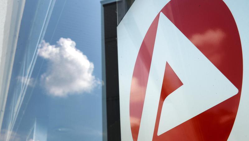 Das Logo der Agentur für Arbeit am Eingang zu einem Jobcenter. Foto: Jens Kalaene/Archiv Das Logo der Agentur für Arbeit am Eingang zu einem Jobcenter. Foto: Jens Kalaene/Archiv