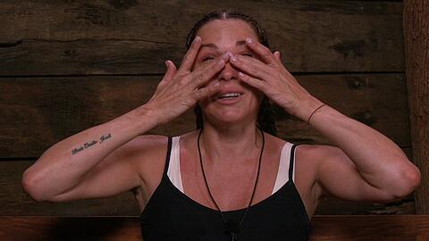 Ihre Dschungel-Vorfreude war riesengroß. Die bittere Realität: großen Hunger, viel Streit und wenig Schlaf. Simone Ballack wischt sich die Tränen aus dem Gesicht. Ihre Dschungel-Vorfreude war riesengroß. Die bittere Realität: großen Hunger, viel Streit und wenig Schlaf. Simone Ballack wischt sich die Tränen aus dem Gesicht.