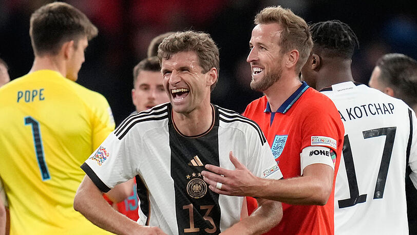 Verstanden sich schon als Gegner prächtig: Thomas Müller (li.) und Harry Kane. Verstanden sich schon als Gegner prächtig: Thomas Müller (li.) und Harry Kane.