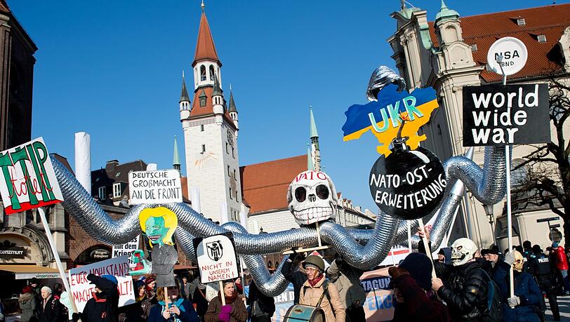 Zahlreiche Menschen mit Plakaten und Bannern und einer symbolischen "NATO-Krake" protestieren am 07.02.2015 in München gegen die 51. Münchner Sicherheitskonferenz. Zahlreiche Menschen mit Plakaten und Bannern und einer symbolischen "NATO-Krake" protestieren am 07.02.2015 in München gegen die 51. Münchner Sicherheitskonferenz.