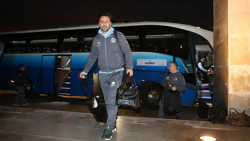 Der neue Trainer der Löwen, Vitor Pereira, kommt im Hotel in Portugal an. Der neue Trainer der Löwen, Vitor Pereira, kommt im Hotel in Portugal an.
