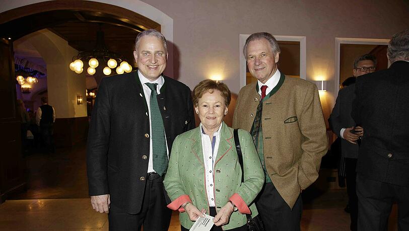 Gastgeber Christian Schottenhamel (links) mit Hermann Memmel und dessen Frau Fränzi. Gastgeber Christian Schottenhamel (links) mit Hermann Memmel und dessen Frau Fränzi.