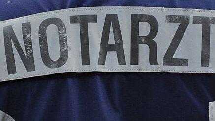 Notarzt im Einsatz (Motivbild). Der Radfahrer starb noch an der Unfallstelle. Notarzt im Einsatz (Motivbild). Der Radfahrer starb noch an der Unfallstelle.