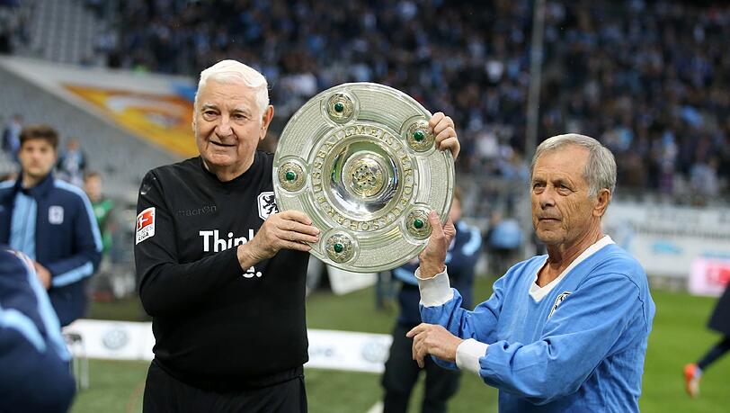 1966 mit den Legenden Radi Radenkovic (l.) und Fredi Heiß (r.) Deutscher Meister, zuletzt aber von Niederlagen und dem doppelten Abstieg geplagt: Der TSV 1860 befindet sich derzeit in den Niederungen der Regionalliga. 1966 mit den Legenden Radi Radenkovic (l.) und Fredi Heiß (r.) Deutscher Meister, zuletzt aber von Niederlagen und dem doppelten Abstieg geplagt: Der TSV 1860 befindet sich derzeit in den Niederungen der Regionalliga.