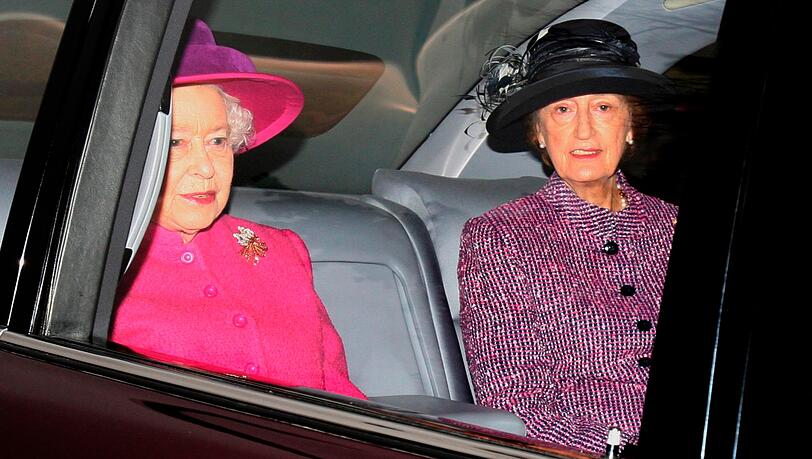 Die britische Königin Elizabeth II. (l) und ihre damalige Hofdame Lady Susan Hussey in einer Limousine. Die britische Königin Elizabeth II. (l) und ihre damalige Hofdame Lady Susan Hussey in einer Limousine.