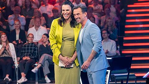 Esther Sedlaczek übergibt am Samstag ihre "Maus-Show" an Entertainer Florian Silbereisen. Die Moderatorin erwartet ihr drittes Kind und geht in eine Baby-Pause. Esther Sedlaczek übergibt am Samstag ihre "Maus-Show" an Entertainer Florian Silbereisen. Die Moderatorin erwartet ihr drittes Kind und geht in eine Baby-Pause.