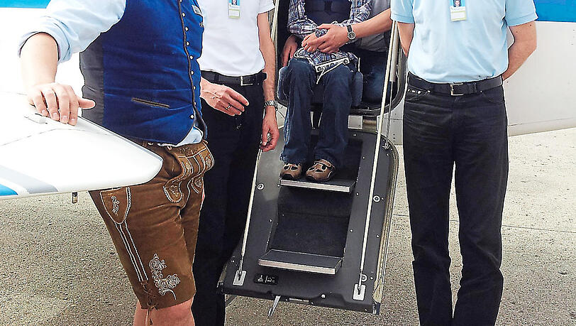 Alexander Klein (2.v.l.) vor der Cessna 421 in Oberpfaffenhofen mit dem Patienten, dessen Vater, dem Piloten-Kollege Frank Kasparek (r.) sowie einem Mitarbeiter (l.) des Flughafens. Alexander Klein (2.v.l.) vor der Cessna 421 in Oberpfaffenhofen mit dem Patienten, dessen Vater, dem Piloten-Kollege Frank Kasparek (r.) sowie einem Mitarbeiter (l.) des Flughafens.