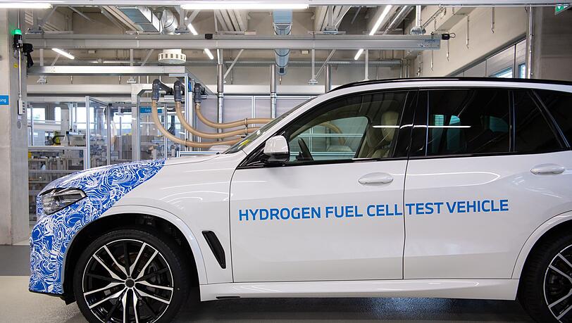Ein BMW X5 mit Brennstoffzellensystem ist im BMW-Forschungszentrum zu sehen. (Archivbild) Ein BMW X5 mit Brennstoffzellensystem ist im BMW-Forschungszentrum zu sehen. (Archivbild)