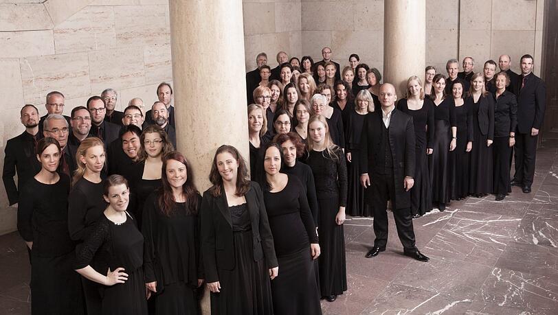 Der Münchener Bach-Chor mit seinem Leiter Hansjörg Albrecht. Der Münchener Bach-Chor mit seinem Leiter Hansjörg Albrecht.