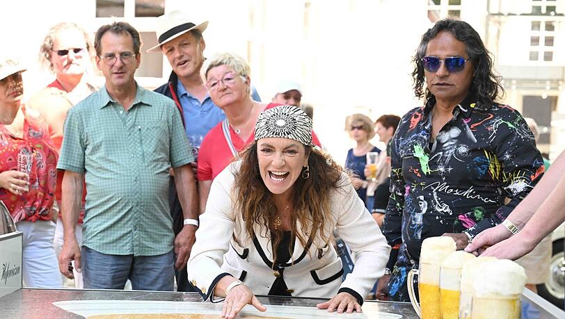 Christine Neubauer hat Gaudi mit dem Bierkrug: José Campos schaut zu. Christine Neubauer hat Gaudi mit dem Bierkrug: José Campos schaut zu.