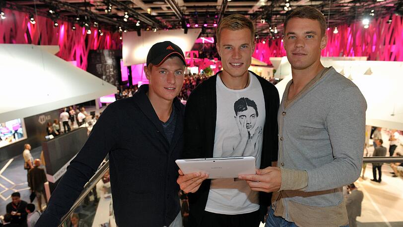 Toni Kroos, Holger Badstuber und Manuel Neuer zu Besuch auf der IFA in Berlin. Toni Kroos, Holger Badstuber und Manuel Neuer zu Besuch auf der IFA in Berlin.