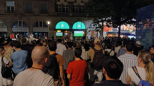Alles voll am Sendlinger Tor. Hunderte Fans verfolgten das Spiel auf zwei großen Leinwänden vor dem Giesinger Stehauschank. Alles voll am Sendlinger Tor. Hunderte Fans verfolgten das Spiel auf zwei großen Leinwänden vor dem Giesinger Stehauschank.