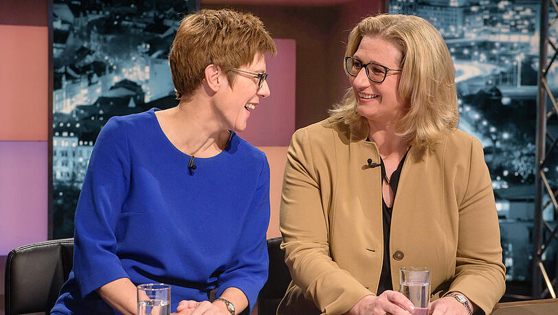 Duellieren sich: Anke Rehlinger (SPD, r.) und Annegret Kramp-Karrenbauer (CDU). Duellieren sich: Anke Rehlinger (SPD, r.) und Annegret Kramp-Karrenbauer (CDU).