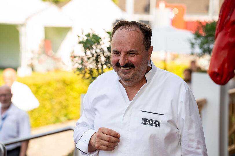 Johann Lafer stammt aus der Steiermark. Er ist auf einem Bauernhof aufgewachsen. Schnitzel gab es in seiner Kindheit nur zu besonderen Anlässen. Johann Lafer stammt aus der Steiermark. Er ist auf einem Bauernhof aufgewachsen. Schnitzel gab es in seiner Kindheit nur zu besonderen Anlässen.