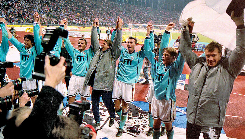 So sehen Sieger aus: Die Löwen nach dem Derby-Sieg gegen den FC Bayern. So sehen Sieger aus: Die Löwen nach dem Derby-Sieg gegen den FC Bayern.
